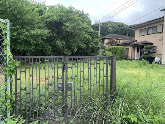【外観】 | 伊東市宇佐美　売地 | 旧家屋は取り壊し済み、門扉とフェンスは現況渡しです。