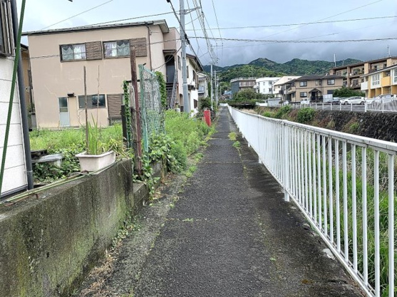 【前面道路含む現地写真】 | 伊東市宇佐美　売地 | 前面道路は2mと狭く、道路には車両は侵入できません。