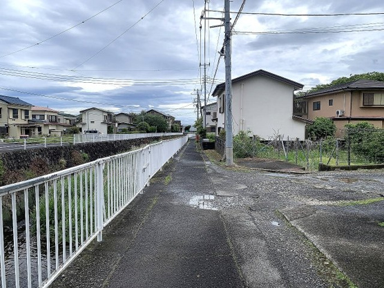 【周辺】 | 伊東市宇佐美　売地 | 奥側右手が本敷地、途中から道路幅が狭くなります。