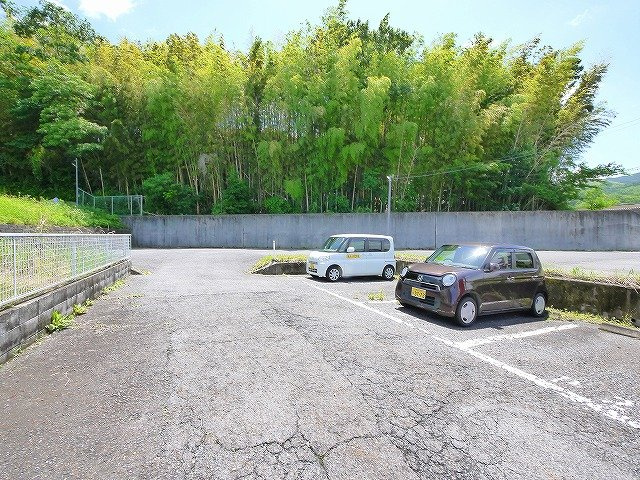 FUJIYAMAハイツ2の駐車場|駐車場に車を止められます