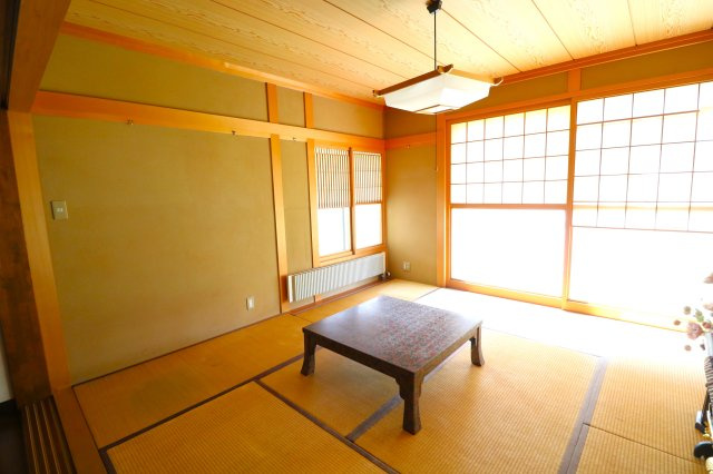 弘前市　袋町　中古住宅の和室|8帖和室　リビングとつながっておりかなり広々です