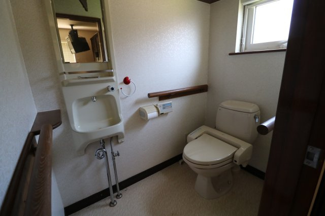 弘前市　袋町　中古住宅のトイレ|トイレは2か所ございます。　手すりがついていて安心。
