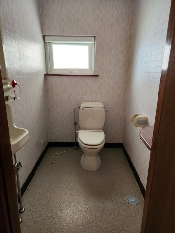 弘前市　袋町　中古住宅のトイレ|車いすもラクラク入るトイレ