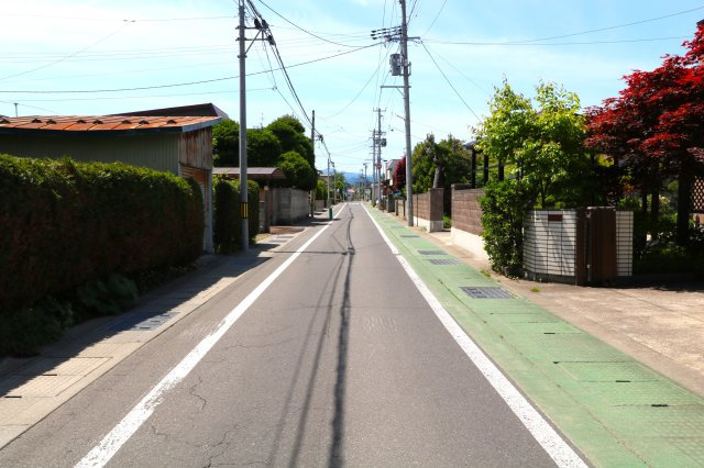 弘前市　袋町　中古住宅の前面道路含む現地写真