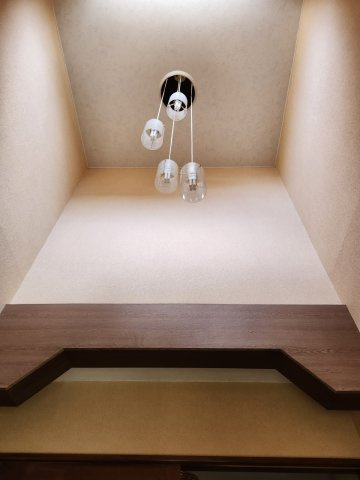 弘前市　袋町　中古住宅の玄関|玄関の照明