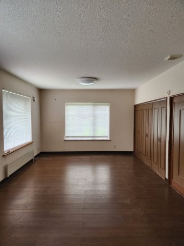 弘前市　袋町　中古住宅の洋室|居室から玄関側、洗面リビング側へと回遊できる間取りです！