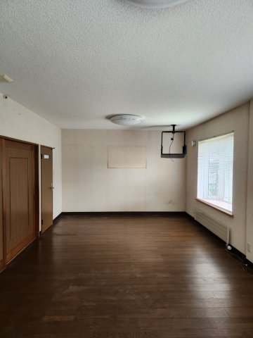 弘前市　袋町　中古住宅の洋室|日当たりがよく、広々とした洋室