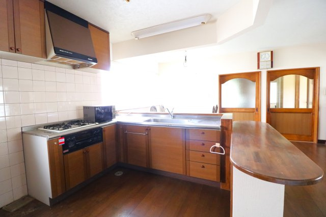 弘前市　袋町　中古住宅のキッチン|Ｌ字型キッチン　カウンターもついており作業しやすいです