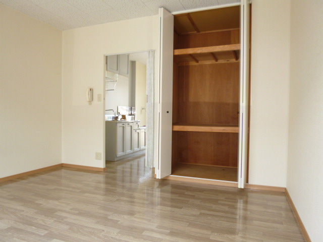 ジョイ福田Ａの居間・リビング|洋室