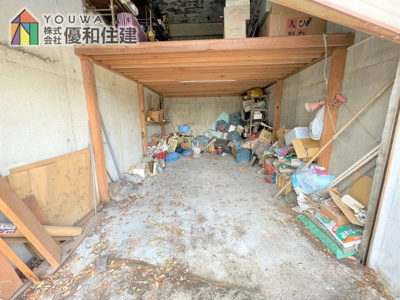 【駐車場】 | 神戸市垂水区舞子坂３丁目　戸建住宅 | 大型掘り込み車庫
一部倉庫として使用しています