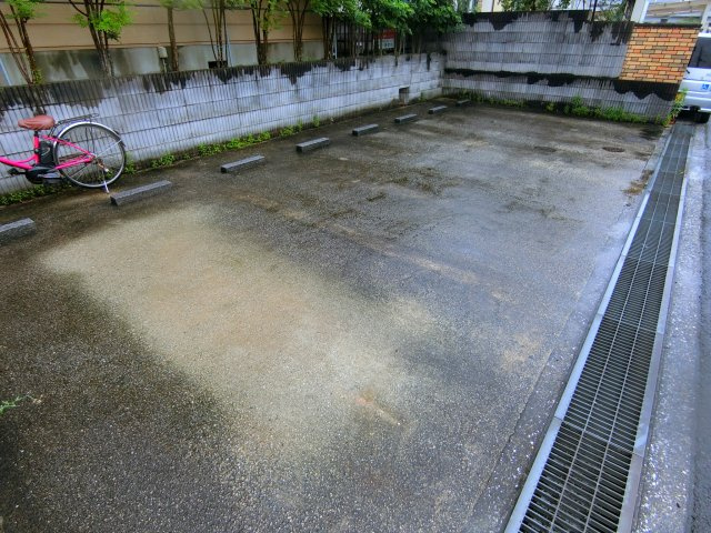 サニーハウスの駐車場