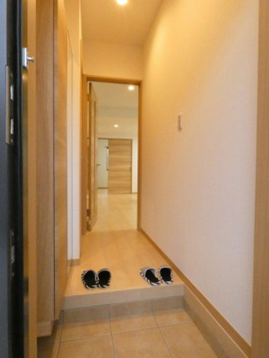 【玄関】 | コンフォート福生 | 収納もある玄関です