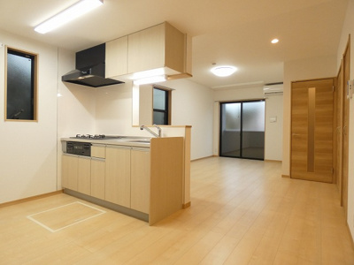 【居間・リビング】 | コンフォート福生 | 人気のカウンターキッチンです