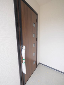 【エントランス】 | 【エントランス】
玄関ドアはお洒落な色を採用
日々の帰宅も今とは違う空間に