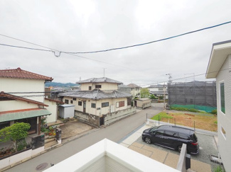 【展望】 | 【穏やかな街並みの眺望】
バルコニーから見える穏やかな街並み
爽やかな風と柔らかく降り注ぐ陽光を感じて頂けます。心地良い開放感が暮らしにゆとりと充足感をもたらします