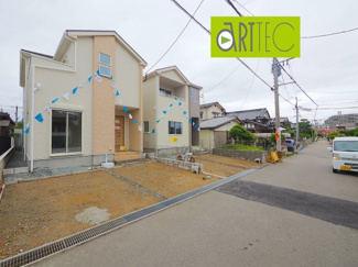 【前面道路含む現地写真】 | 【前面道路】
前面道路は毎日の駐車の出し入れで大事なポイントです！
車種によっても便利・不便がありますのでご確認ください♪