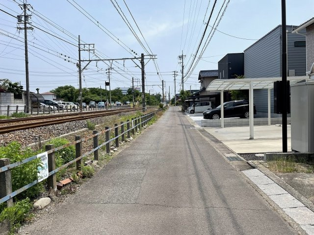 各務原市蘇原六軒町１丁目の前面道路含む現地写真