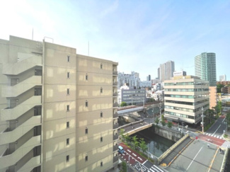 【展望】 | 【 View 】
木の暖かさをより感じさせてくれる太陽の光、一日の始まりを心地よく演出してくれます。窓から入る気持ちのいい風で、活力がみなぎることでしょう。