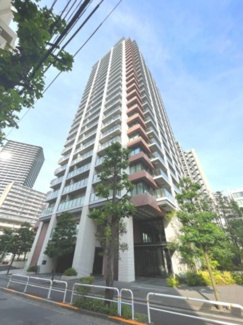 【外観】 | 【 Appearance 】
存在感のある建物は、居住者の拠点としてずっと価値を持ち続ける。今もそこでじっと佇み、居住者の安全や安心を守ってくれています。