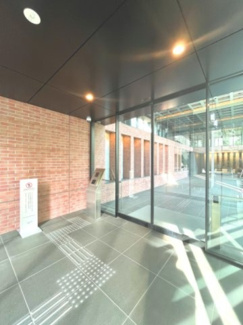 【エントランス】 | 【 Entrance 】
高級感のあるエントランス。居住者の帰りを待っているとともに、安全も守ってくれています。賑わいのある街も素敵ですが、プライベートを確保することも大事です。