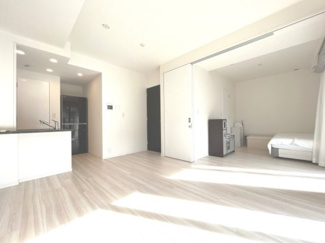 【外観】 | 【 Living　room 】
木の暖かさを感じられ、団欒とした生活を送ることができるリビングルーム。気持ちのいい日の光の下、ゆっくりとしたくつろげる時間を楽しみませんか？