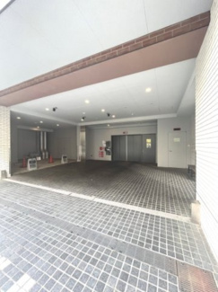 【駐車場】 | 【 others 】
エントランス横にある機械式駐車場です。