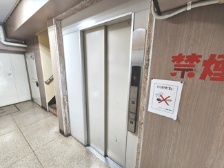 【その他共用部分】 | お買い物時やベビーカーの出し入れに便利なエレベーター付です。