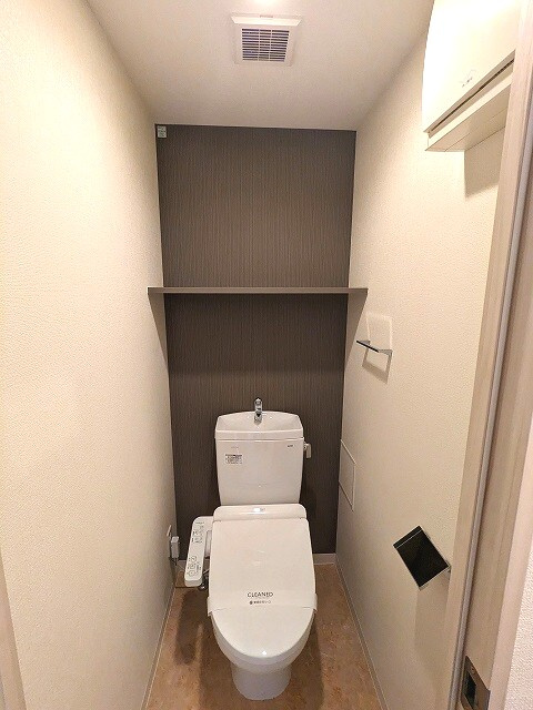 ラドゥセール秋葉原のトイレ|洗面室と独立した温水洗浄便座です