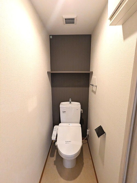 ラドゥセール秋葉原のトイレ|洗面室と独立した温水洗浄便座です