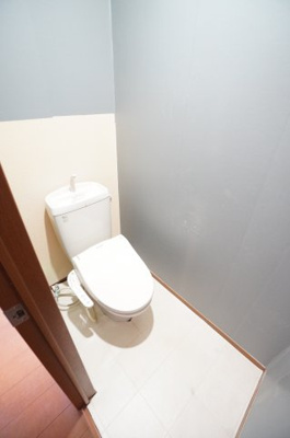 【トイレ】 | ロイヤルクレッセント西登戸 | ※同物件・同タイプの写真です。