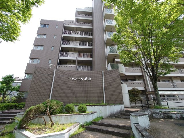 シャレール城山のエントランス|毎日通るエントランスはこのようになっています