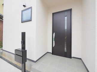 【エントランス】 | 【エントランス】
玄関ドアはお洒落な色を採用
日々の帰宅も今とは違う空間に