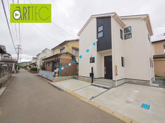 【前面道路含む現地写真】 | 【前面道路】
前面道路は毎日の駐車の出し入れで大事なポイントです！
車種によっても便利・不便がありますのでご確認ください♪