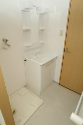【洗面所】 | 都町小川マンション | 洗濯機置き場は洗面台のお隣に。