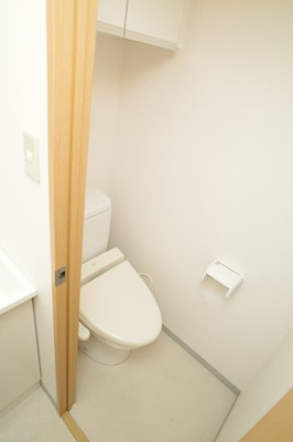 【トイレ】 | 都町小川マンション | 上部収納ラック付きのお手洗い。角部屋は換気用の窓もあります。