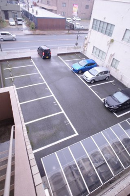 【駐車場】 | 都町小川マンション | 駐車場は敷地内に区画あり。