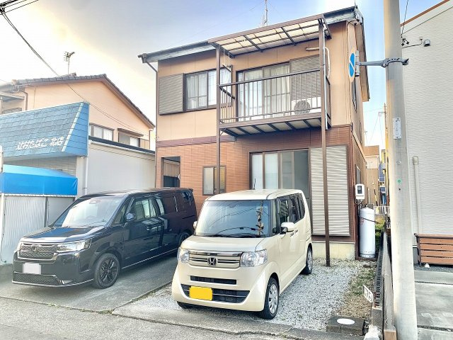 売中古戸建　静岡市駿河区下島の外観|車は並列で２台置くことができます。