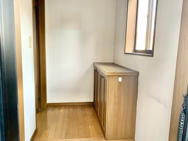 売中古戸建　静岡市駿河区下島のエントランス|窓があり、明るい玄関です。