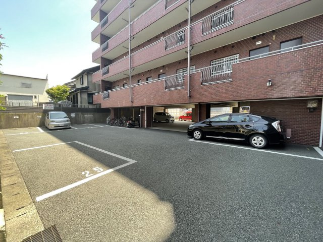 久留米パインハイツの駐車場