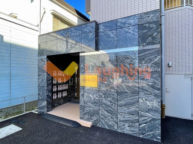 Tiara本町のエントランス|建物の内部です