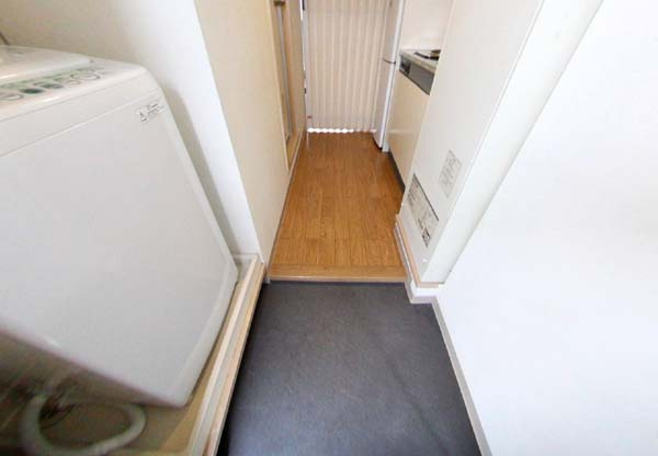 プリメールフジワラの玄関|バルコニーがあります