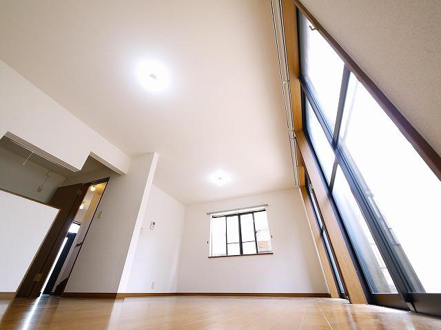ロゼ右京Aの内装|こちらの居間で趣味の時間をお楽しみください