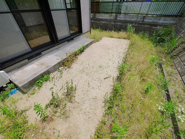 ロゼ右京Aの庭|お庭です
