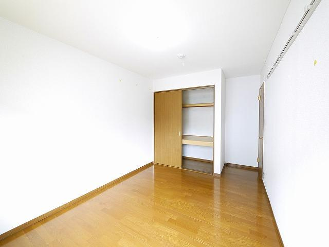 ロゼ右京Aの洋室|広々とした洋室です