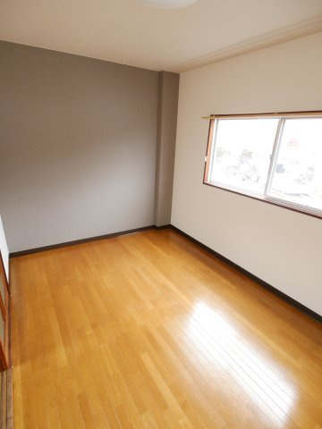 三の宮マンションの洋室|6帖の洋間です。窓もあります。