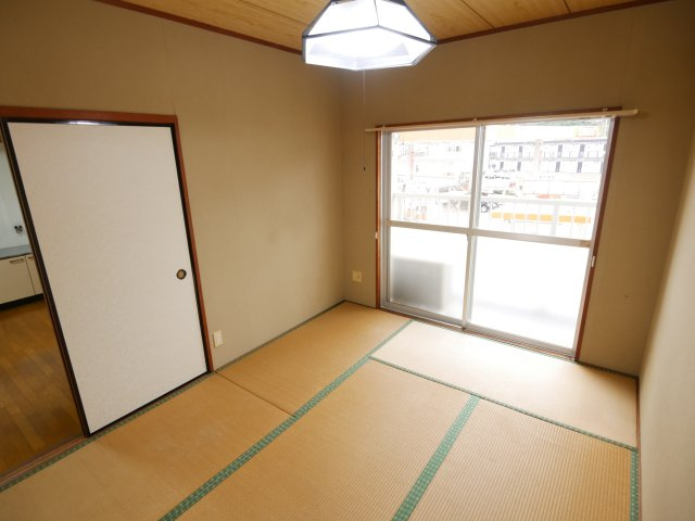 三の宮マンションの和室|押し入れ側から見た和室です。