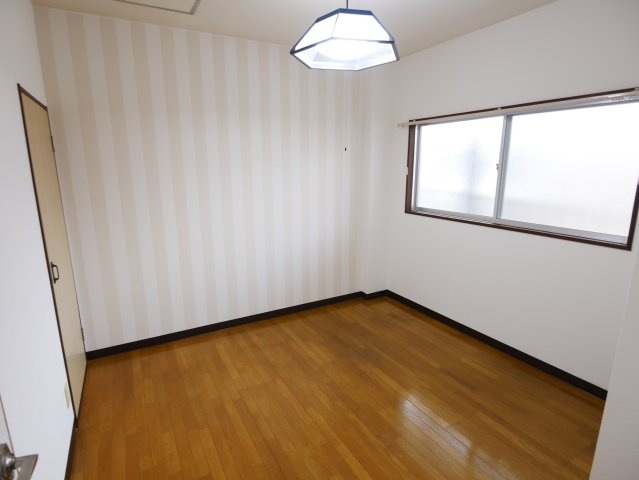 三の宮マンションの洋室|玄関入ってすぐ横の4.5帖の洋室です。