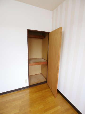 三の宮マンションの収納|4.5帖の洋室には半間の収納あり。