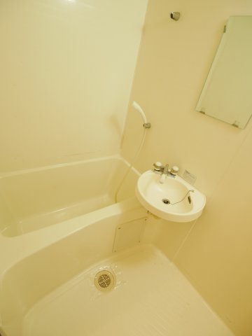 三の宮マンションの浴室|洗面台と一体になっているタイプのコンパクトなお風呂です。