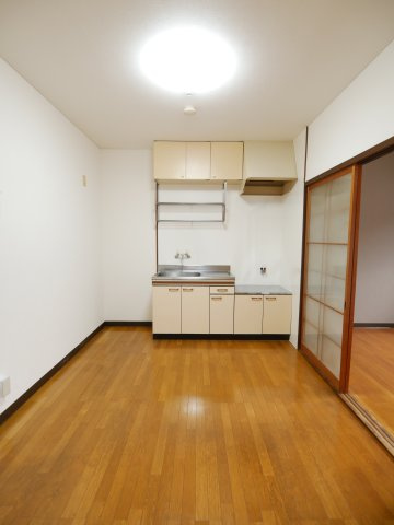 三の宮マンションのキッチン|6帖のDK。食卓をおいても余裕の広さ。